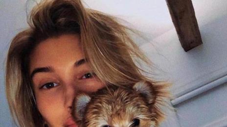 Фенове скочиха на Хейли Бийбър – тормозела кучето си