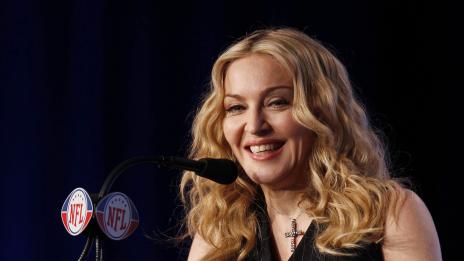 Мадона в паника, неин преследвач избягал от лудница