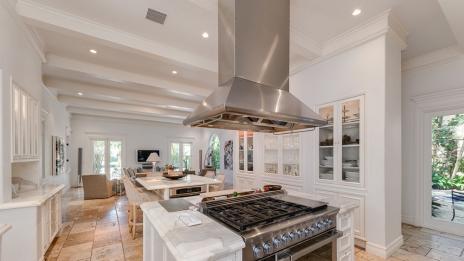 Частен плаж, кей... Влезте в имението на Лени Кравиц