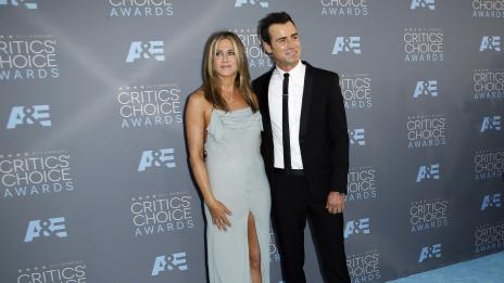 Дженифър Анистън с дръзка цепка