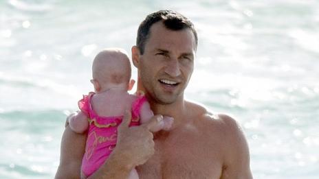 Владимир Кличко заведе дъщеря си на плаж