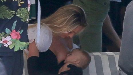 Кандис кърми 5-месечния си син по минирокля