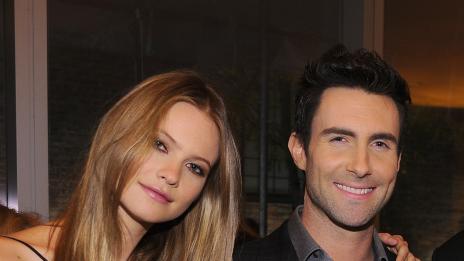 Адам Лавин се запозна с родителите на годеницата си