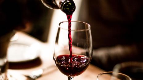 За мъже: Заменете бялото вино с червено!