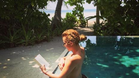 Чар или бедствие: Танцьорката Яна чете топлес