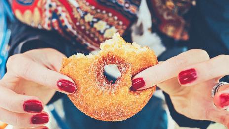 Защо има дупка по средата на поничката?