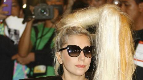 Лейди Гага се сдоби с рокля на Александър Маккуин от търг