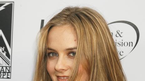 Алиша Силвърстоун храни детето си като птица (видео)