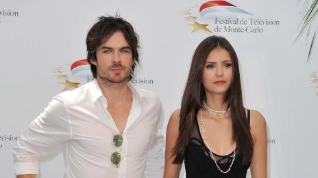 Нина Добрев показа гаджето си на награди