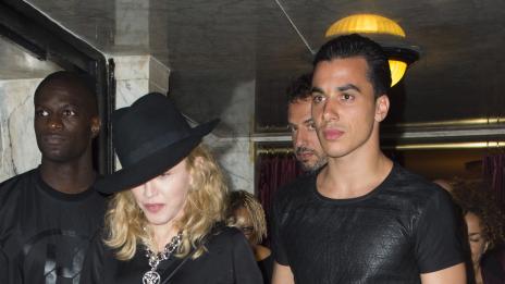 Гаджето на Мадона си падал по по-възрастни жени заради майка си