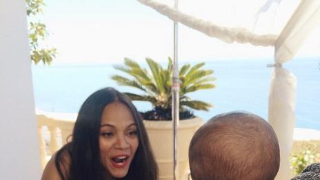 Зое Салдана показва бебетата си