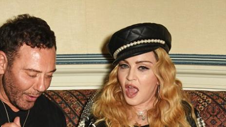 Подпийналата Мадона се забавлява с палав фотограф