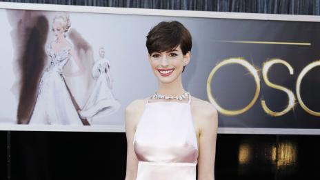 Ан Хатауей се извини, че вместо рокля на Valentino е избрала Prada