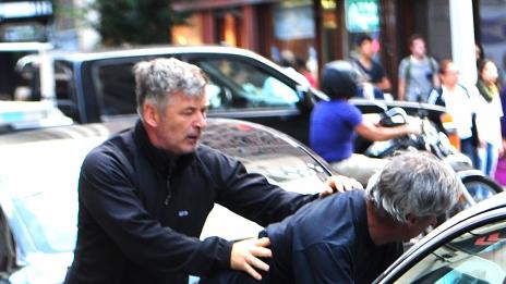 Алек Болдуин атакува папарак заради жена си