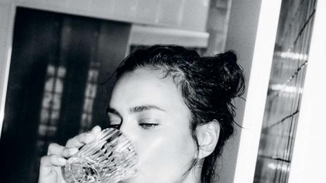 Ирина Шейк – все така секси и по бански