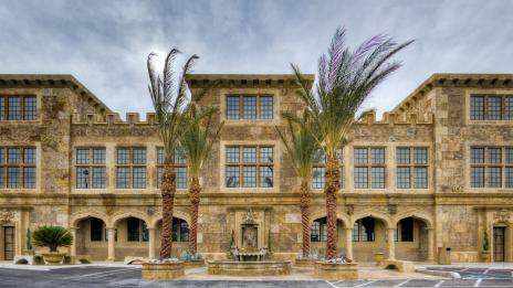 Замък от бирени бутилки е сред най-големите атракции в Невада