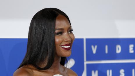 Наоми Кембъл ще отказва цигарите с хипноза