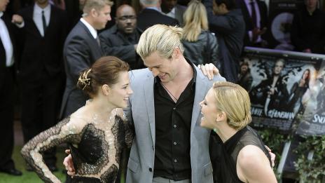 Чарлийз Терон дава дрешки за бебе на Крис Хемсуърт