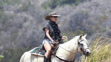 Лейди Гага си разходи коня из Малибу