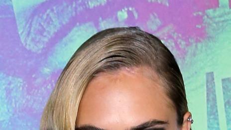 Чар или бедствие: Кара Делевин се сдоби с очи отзад