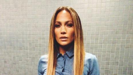 Лопес се хвали с плоския си стегнат корем