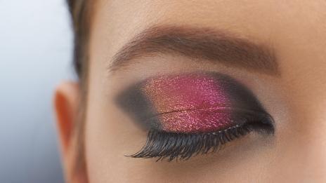 Блясък върху клепачите: Какво да имате предвид при нанасянето му?