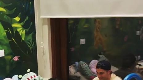 Горд Роналдо, учи по-малкия си син да рита