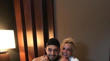 Бритни убедена, че Сам е мъжът за нея. Но защо няма брак?