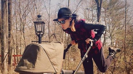 Коко Роча изведе дъщеря си на разходка