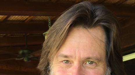 Брадясалият Джим Кери шокира с външния си вид