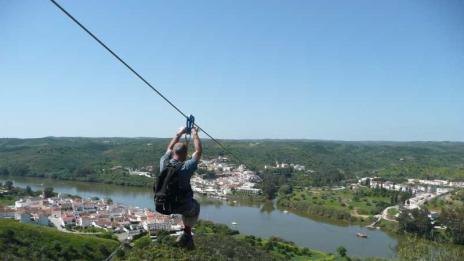 Въжена линия пренася смелите туристи от Испания в Португалия
