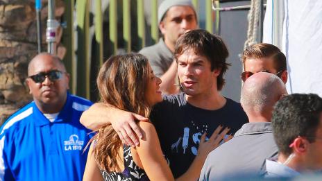 Иън Сомърхолдър разцелува новата си приятелка пред фотографите