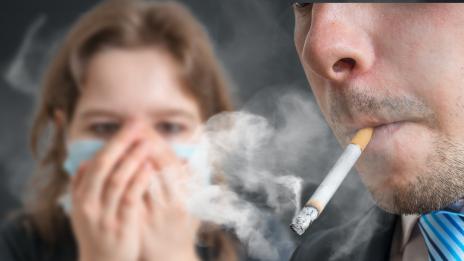 Цигареният дим по дрехите и косата вреди и на непушачите