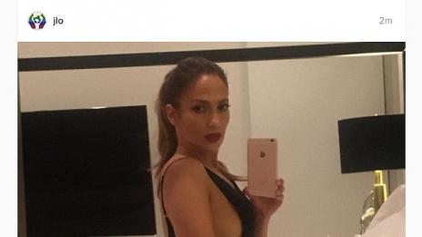 Дженифър Лопес засне апетитното си дупе в профил