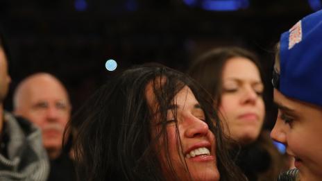 Мишел Родригес и Кара Делевин интимничат на баскетболен мач