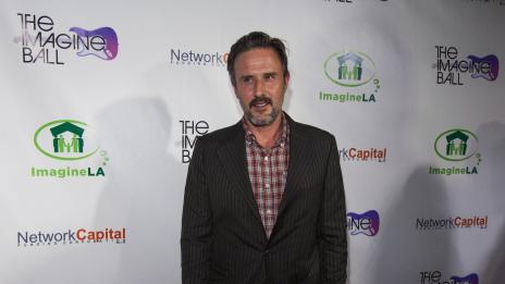 Дрю Баримор и Дейвид Аркет били гаджета