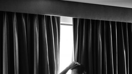 Джон Стамос показа задни части в смела сесия