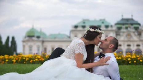 Булка качи рокля на София Борисова на Алпите