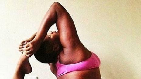 Пълнотата не е проблем: Инструктор по йога и страшно гъвкава!