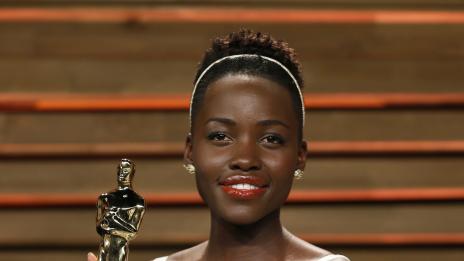 Майкъл Фасбендер излиза с Лупита Нионго?