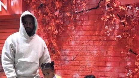 Ким с поредна маркова покупка за щерка си