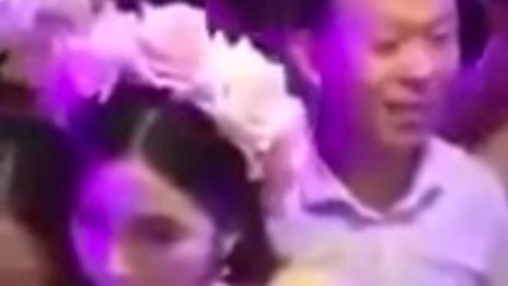 Гости опипаха булка по голия бюст срещу пари за меден месец (ВИДЕО)