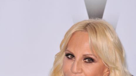 Донатела Версаче се поддържа млада, спейки ... във фризер