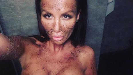 Чар или бедствие: Моника пак се съблече със зов за внимание