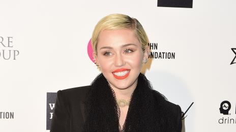 Майли Сайръс има връзка с жена