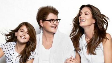 Синди Крауфорд се снима с майка си и дъщеря си (видео)