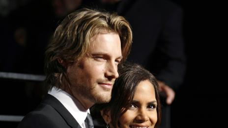 Бившият на Хали Бери напира за голяма издръжка заради побоя от съпруга ѝ