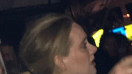 Адел страда за жертвите в изгорелия блок в Лондон