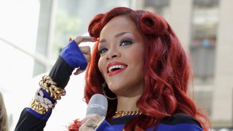 Риана дава секс съвети в нощен клуб