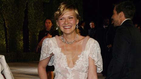 От нафталина: Кирстен Дънст с една и съща рокля 13 години по-късно